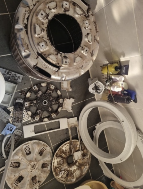 구미 세탁기청소 - 분해된 오염 부품 전체